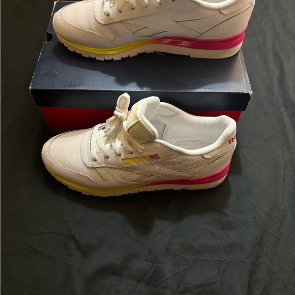 Reebok - Picture 3 of 3